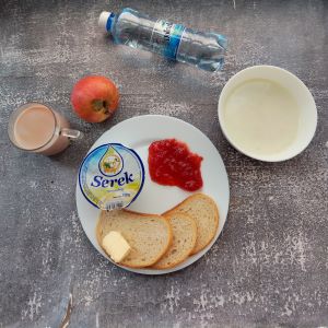 Dieta podstawowa Kakao Zacierka na mleku Chleb mieszany pszenno-żytni Masło extra Dżem Jabłko Serek homo naturalny Woda źródlana